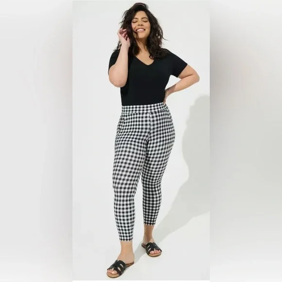 Torrid Black and White Checkered Leggings w/Pockets - Picture 2 of 3